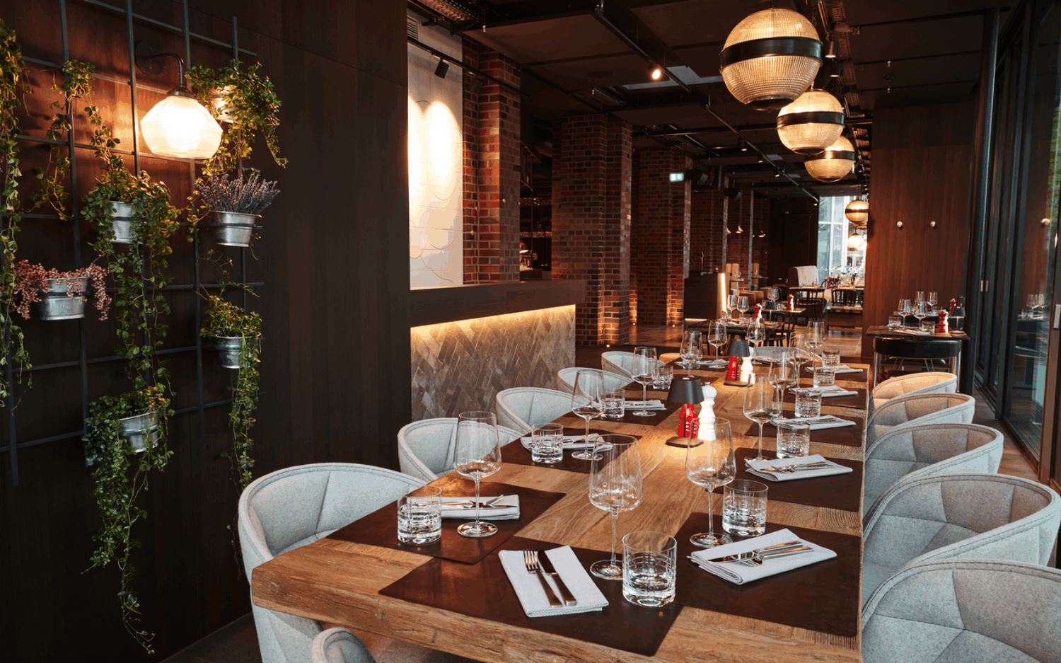 Diniert wird bei entspannter Atmosphäre im Industrie-Chic im Sharing-Style / ©Steigenberger Hotels GmbH