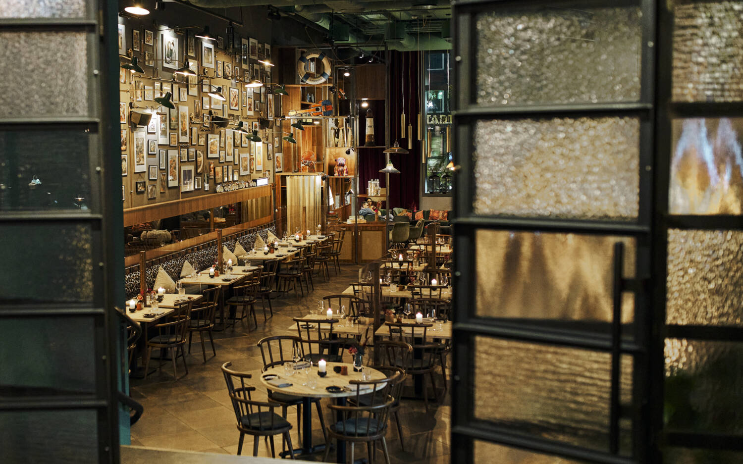 Dunkles Holz und Kerzen schaffen trotz der Größe des Raumes Gemütlichkeit / ©Marc Sill