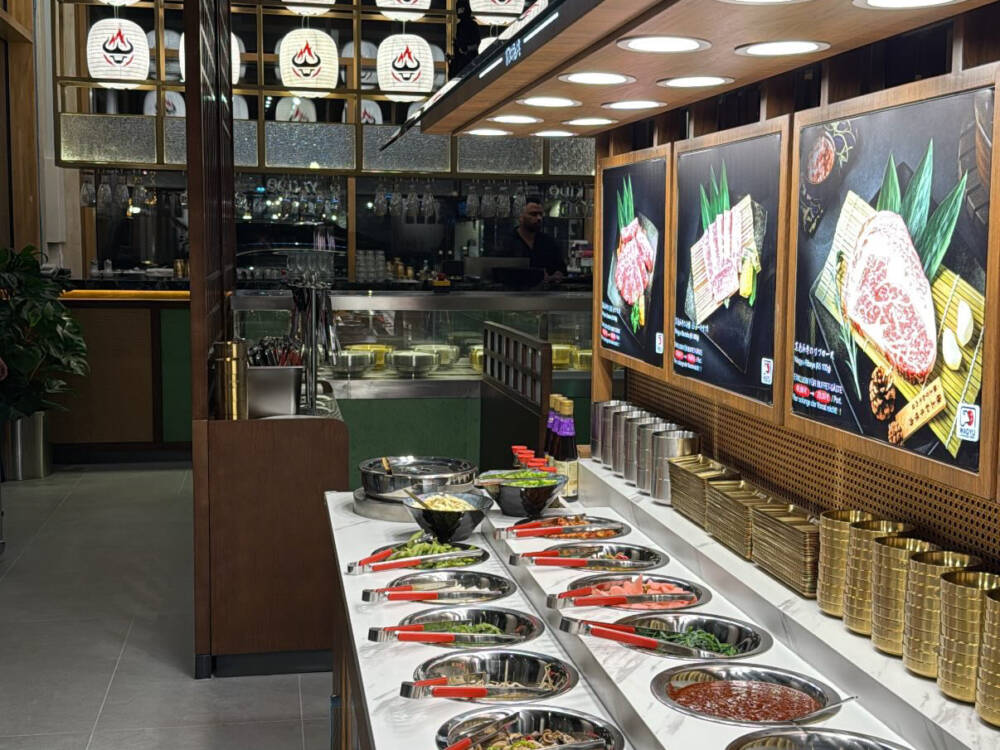 Dups, Soßen, Gemüse, Salate, Fisch und Fleisch: Alles steht bei Yakido zum Grillen bereit / ©Yakido