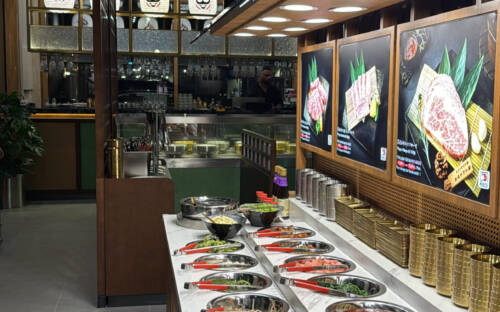 Dups, Soßen, Gemüse, Salate, Fisch und Fleisch: Alles steht bei Yakido zum Grillen bereit / ©Yakido