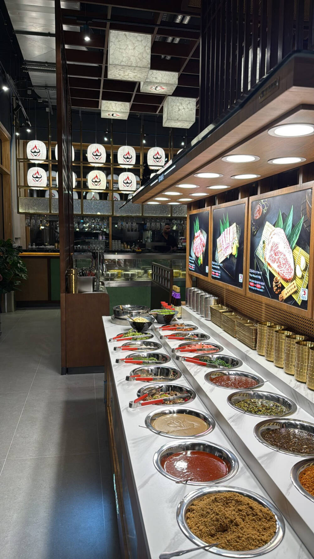 Dups, Soßen, Gemüse, Salate, Fisch und Fleisch: Alles steht bei Yakido zum Grillen bereit / ©Yakido