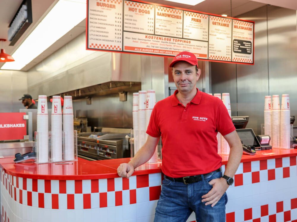 Ehemaliger Deutschlandchef Jörg Gilcher bei der Eröffnung der Five-Guys-Filiale auf der Reeperbahn in Hamburg / ©Five Guys Deutschland