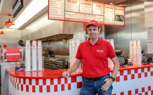 Ehemaliger Deutschlandchef Jörg Gilcher bei der Eröffnung der Five-Guys-Filiale auf der Reeperbahn in Hamburg / ©Five Guys Deutschland