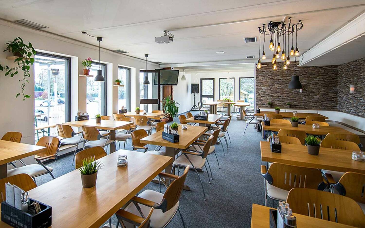 Einmal im Monat wird in dem hellen Gastraum von Innerluck vegan gebruncht / ©Innerluck