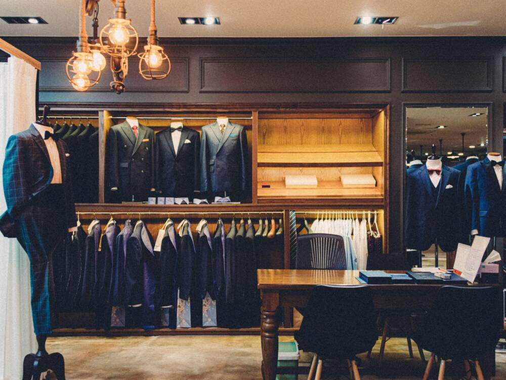 Für jeden Anlass den perfekten Anzug: Zehn Hamburger Schneider bei denen das passende Hochzeits-Outfit gefunden werden kann (©Unsplash/Bundo Kim)