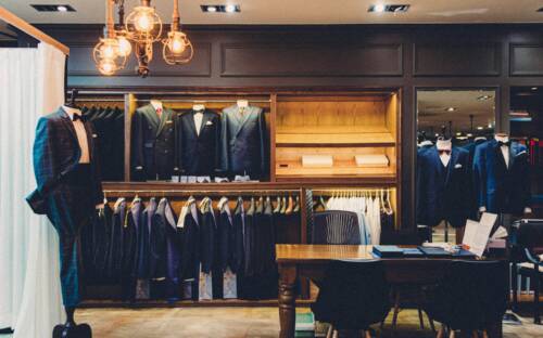 Für jeden Anlass den perfekten Anzug: Zehn Hamburger Schneider bei denen das passende Hochzeits-Outfit gefunden werden kann (©Unsplash/Bundo Kim)