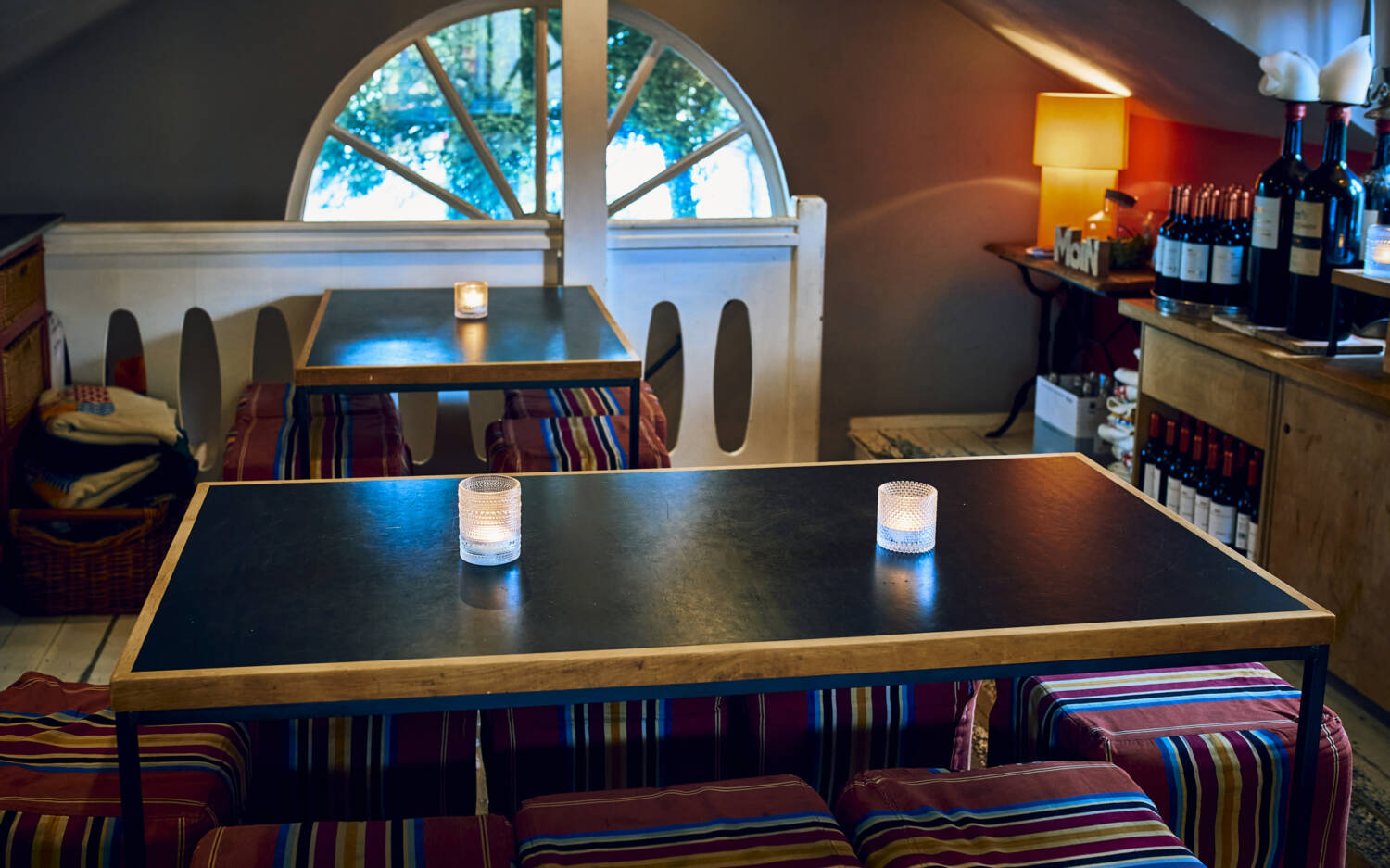 Gemütliche Atmosphäre auf zwei Stockwerken: Im Tapas Filón verbringt man gerne eine langen Abend mit Freunden / ©Marc Sill