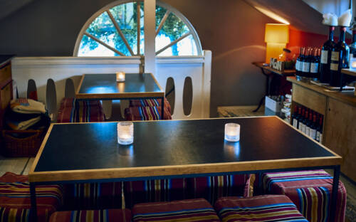 Gemütliche Atmosphäre auf zwei Stockwerken: Im Tapas Filón verbringt man gerne eine langen Abend mit Freunden / ©Marc Sill