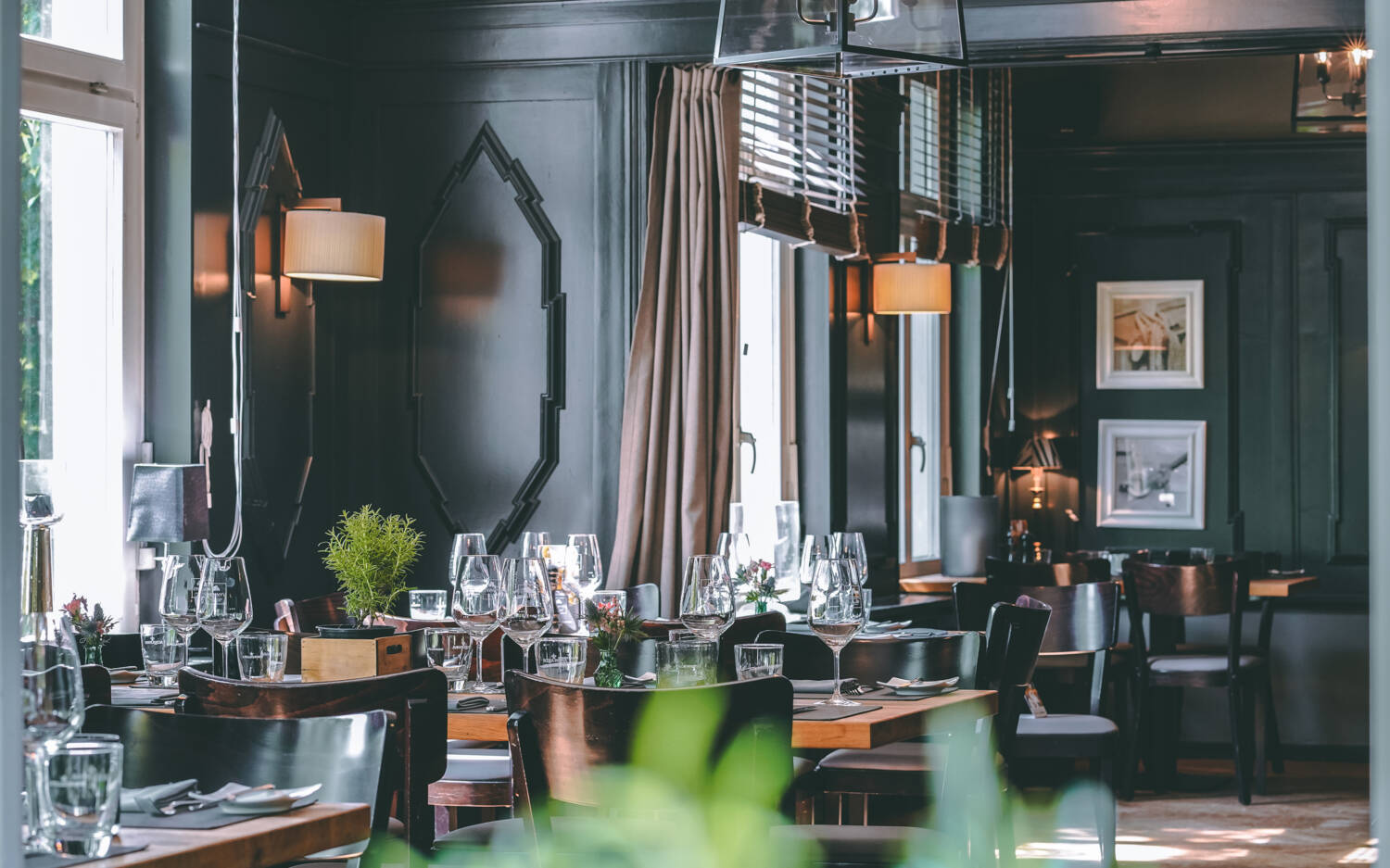 Große Fenster lassen viel Licht in den Gastraum des Henny’s / ©C. Reimer Elbfactory