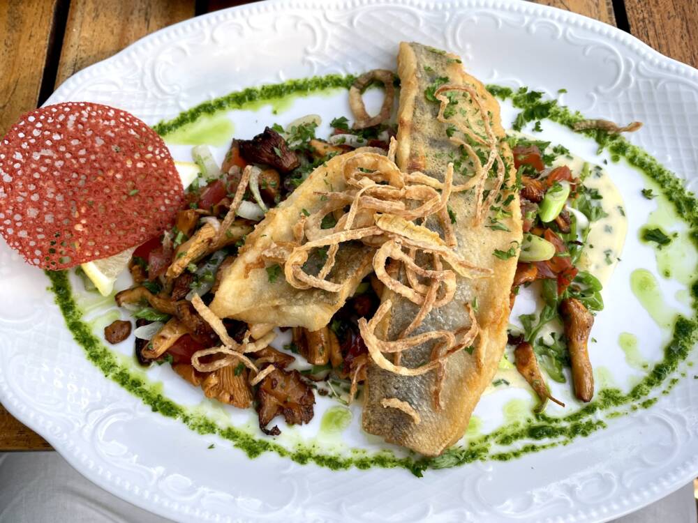 Hervorragender Fisch, wirklich toll angerichtete Teller und ein sehr aufmerksamer Service belohnen die weite Anfahrt / ©Peter Wagner/foodbild