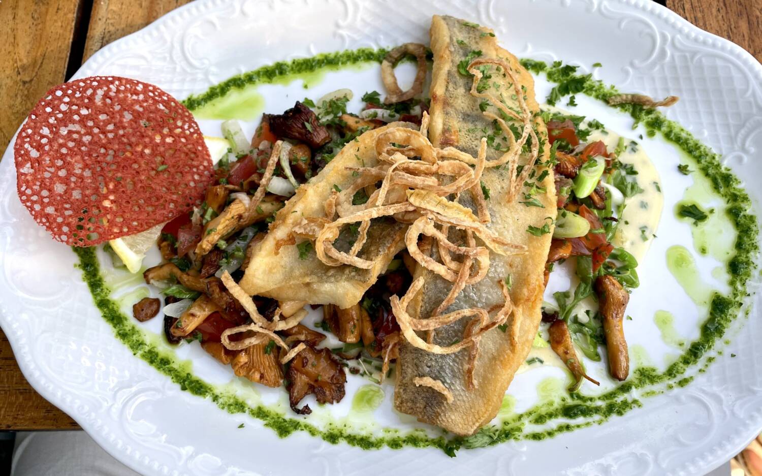 Hervorragender Fisch, wirklich toll angerichtete Teller und ein sehr aufmerksamer Service belohnen die weite Anfahrt / ©Peter Wagner/foodbild