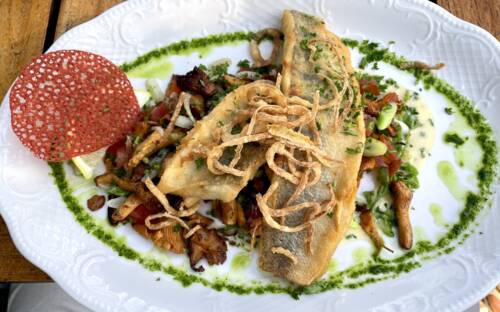 Hervorragender Fisch, wirklich toll angerichtete Teller und ein sehr aufmerksamer Service belohnen die weite Anfahrt / ©Peter Wagner/foodbild