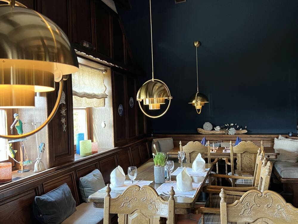 Hinter der Fassade des alten Reetdachhauses am Deich versteckt sich ein edles Fischrestaurant: Die Aal-Kate / ©Aal-Kate