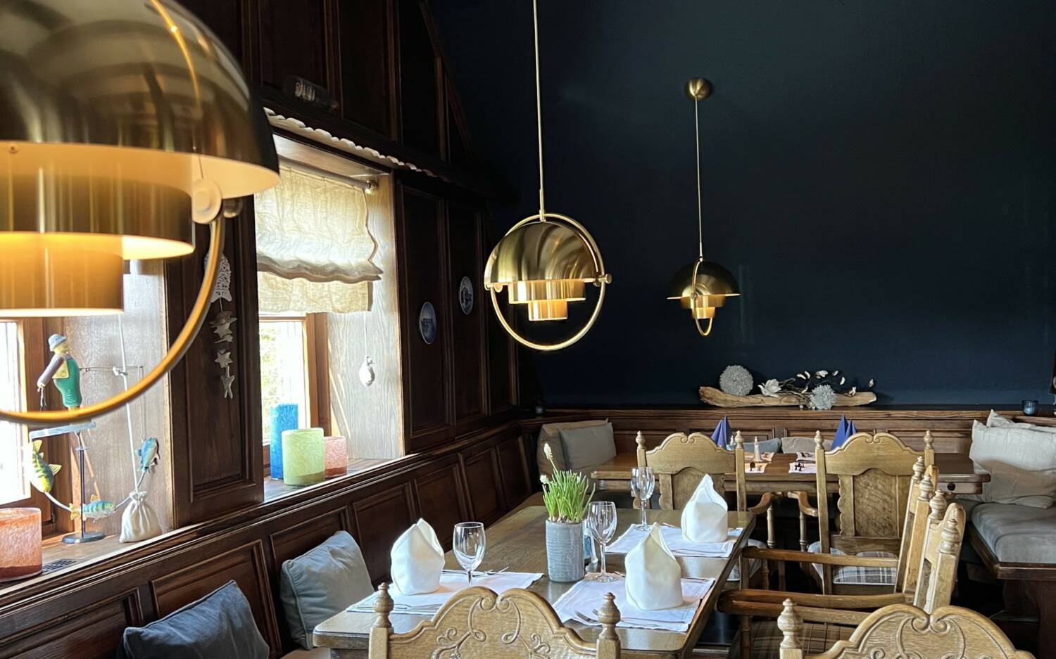 Hinter der Fassade des alten Reetdachhauses am Deich versteckt sich ein edles Fischrestaurant: Die Aal-Kate / ©Aal-Kate