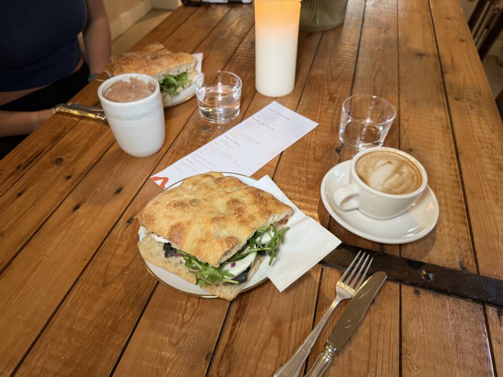 Im neuen Café Notti landen krosse italienische Sandwiches auf den Tellern / ©Carlotta Maas