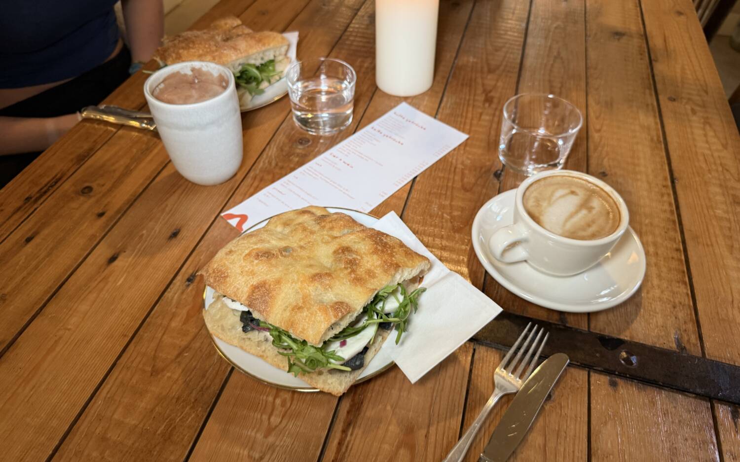 Im neuen Café Notti landen krosse italienische Sandwiches auf den Tellern / ©Carlotta Maas