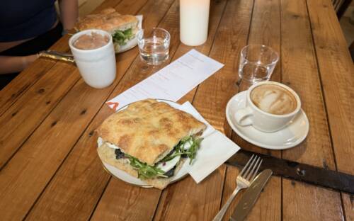 Im neuen Café Notti landen krosse italienische Sandwiches auf den Tellern / ©Carlotta Maas