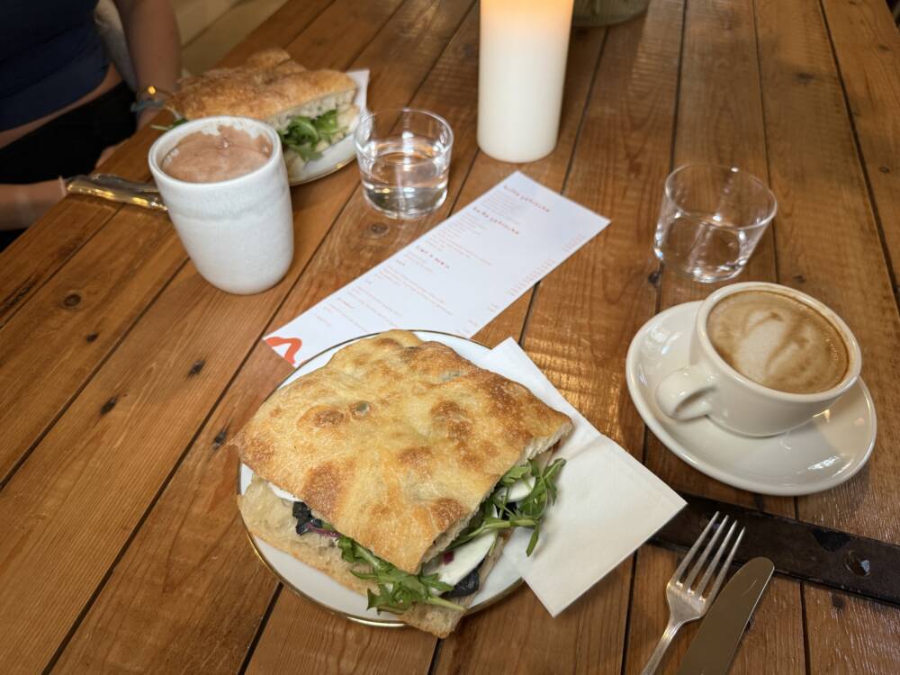 Im neuen Café Notti landen krosse italienische Sandwiches auf den Tellern / ©Carlotta Maas