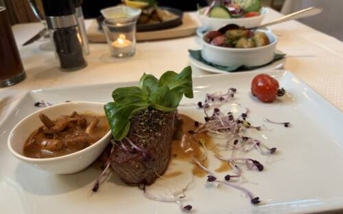 Im Hotel Ausspann gibt es traditionelle deutsche Küche, bei der man das Handwerk schmecken kann / ©Michael Hein