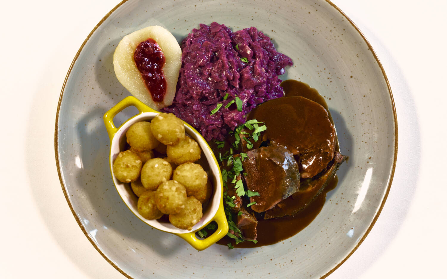 Im Restaurant Scharf werden deutsche Klassiker mit internationalen Aromen in Szene gesetzt / ©Marc Sill