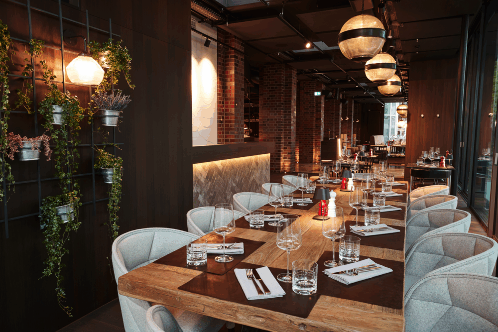 Im Stadthaus Restaurant & Bar wird an Silvester ein glanzvoller Jahresausklang mit Menü, Fingerfood und Champagner geboten /©Steigenberger Hotels GmbH