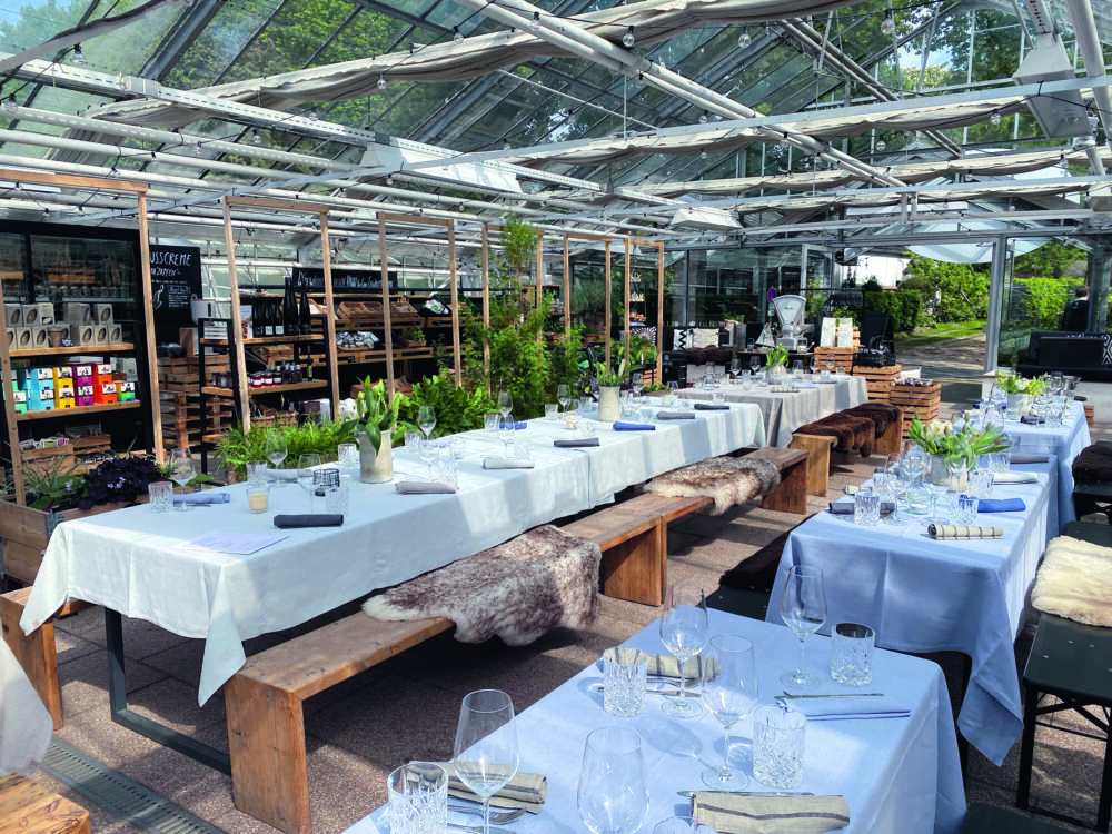 Im Gewächshaus von Hygge – the farm sorgt das Team für magische Momente: Inklusive Service und regionaler Küche / ©René Supper