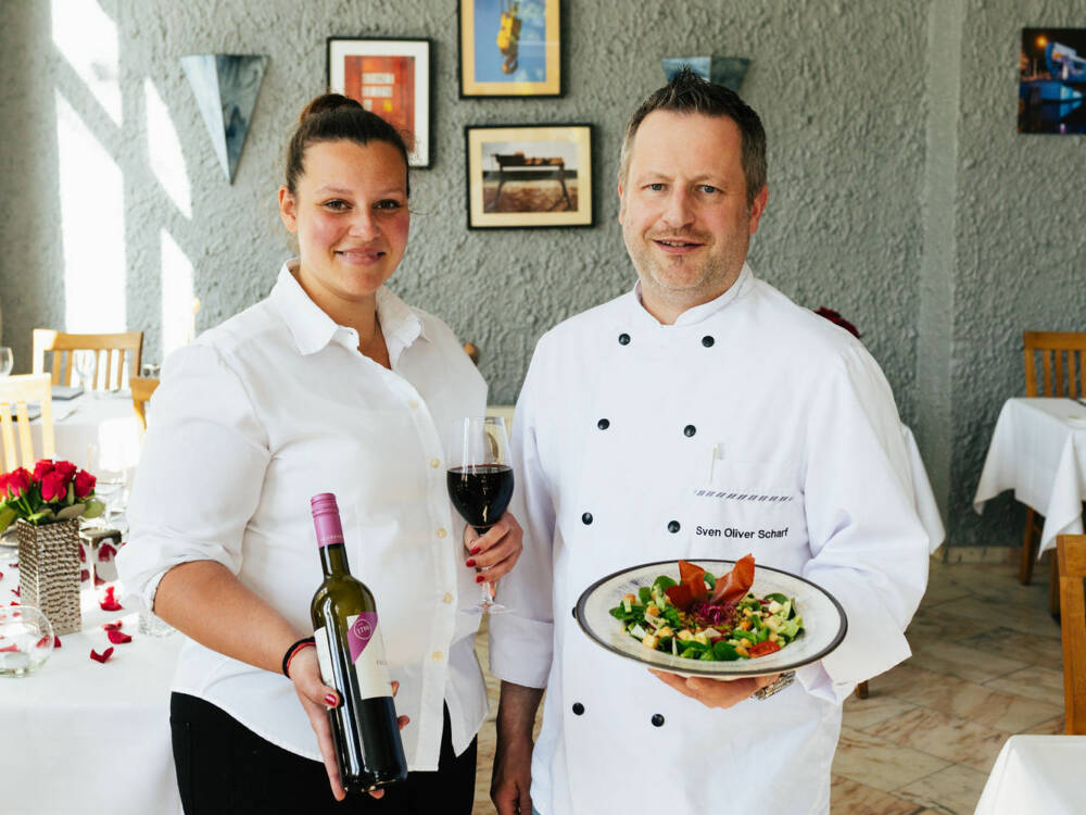 Louisa de Carvalho Gärtner und Inhaber Sven Oliver Scharf servieren edle Hausmannskost in Harburg / ©Julia Schumacher
