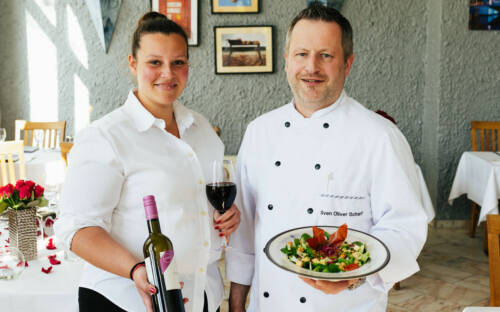 Louisa de Carvalho Gärtner und Inhaber Sven Oliver Scharf servieren edle Hausmannskost in Harburg / ©Julia Schumacher