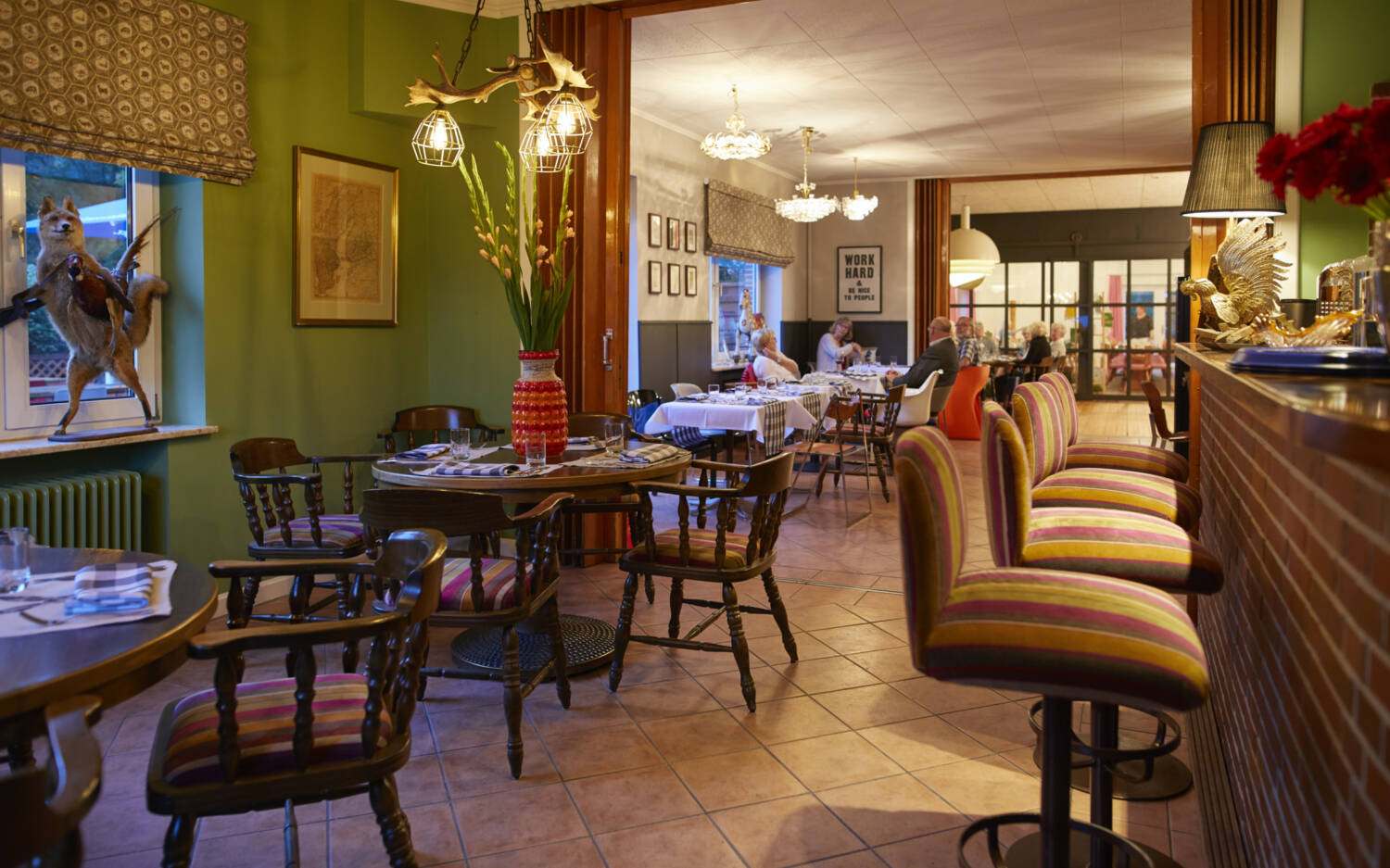 Möbel aus verschiedenen Design-Epochen, Kunst und Accessoires der Waidmannszunft wurden hier stilvoll zusammengeführt/ ©Stefan Malzkorn