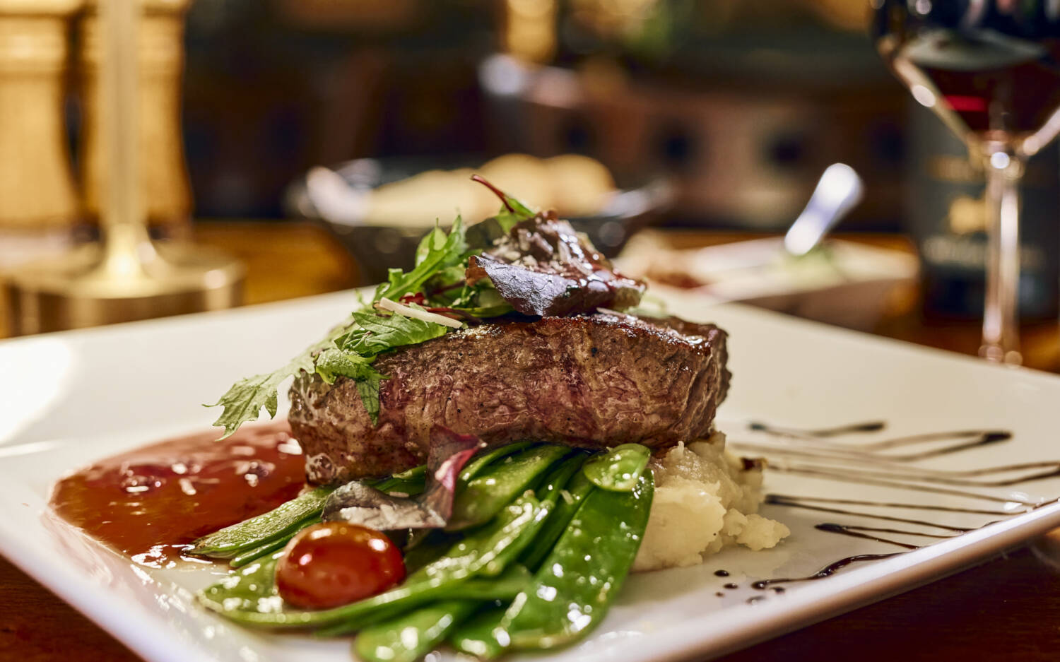 Neben Pizza, Pasta und Burger finden im Scotty’s auch saftige Steaks den Weg auf den Teller /©Marc Sill