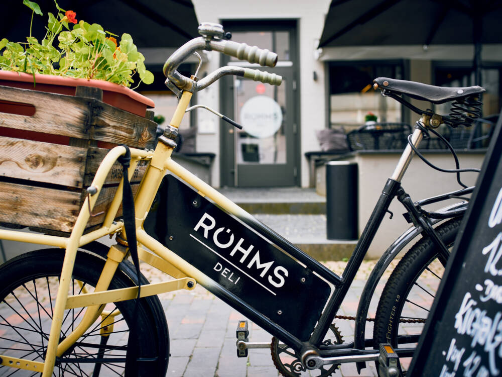 Norddeutsche Gradlinigkeit trifft auf saisonale Produkte und hochwertige Küche: Röhms Deli in Lüneburg / ©Marc Sill