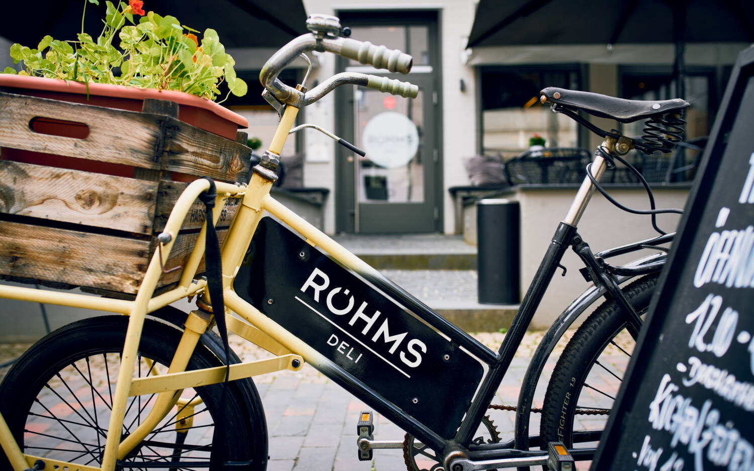 Norddeutsche Gradlinigkeit trifft auf saisonale Produkte und hochwertige Küche: Röhms Deli in Lüneburg / ©Marc Sill