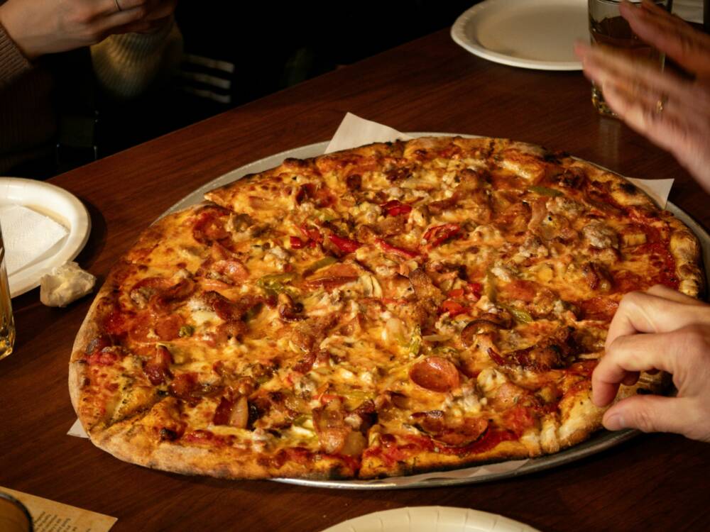 Ob groß, dünn und knusprig oder kompakt und teigig-fluffig – über die Macharten von Pizza streiten sich die Geister / ©Unsplash/Will Ma