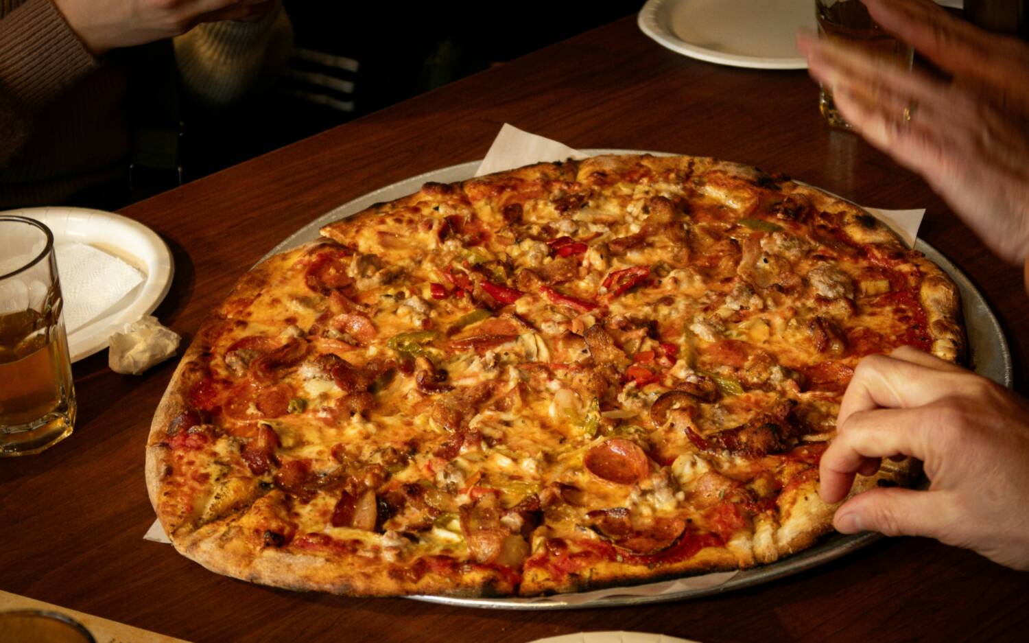 Ob groß, dünn und knusprig oder kompakt und teigig-fluffig – über die Macharten von Pizza streiten sich die Geister / ©Unsplash/Will Ma