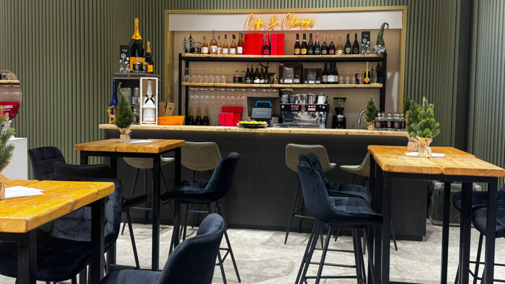 26 Plätze, lokaler Kaffee und feinster Champagner: Das Winter-Pop-up verspricht eine kleine Auszeit im Einkaufstrubel / ©Coffee&Champagne