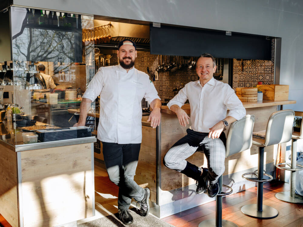 Seit bald sieben Jahren machen Küchenchef Hanno (l.) und der Geschäftsführer und Sommelier Ondrej Kovar im Stüffel gemeinsame Sache / ©Julia Schumacher
