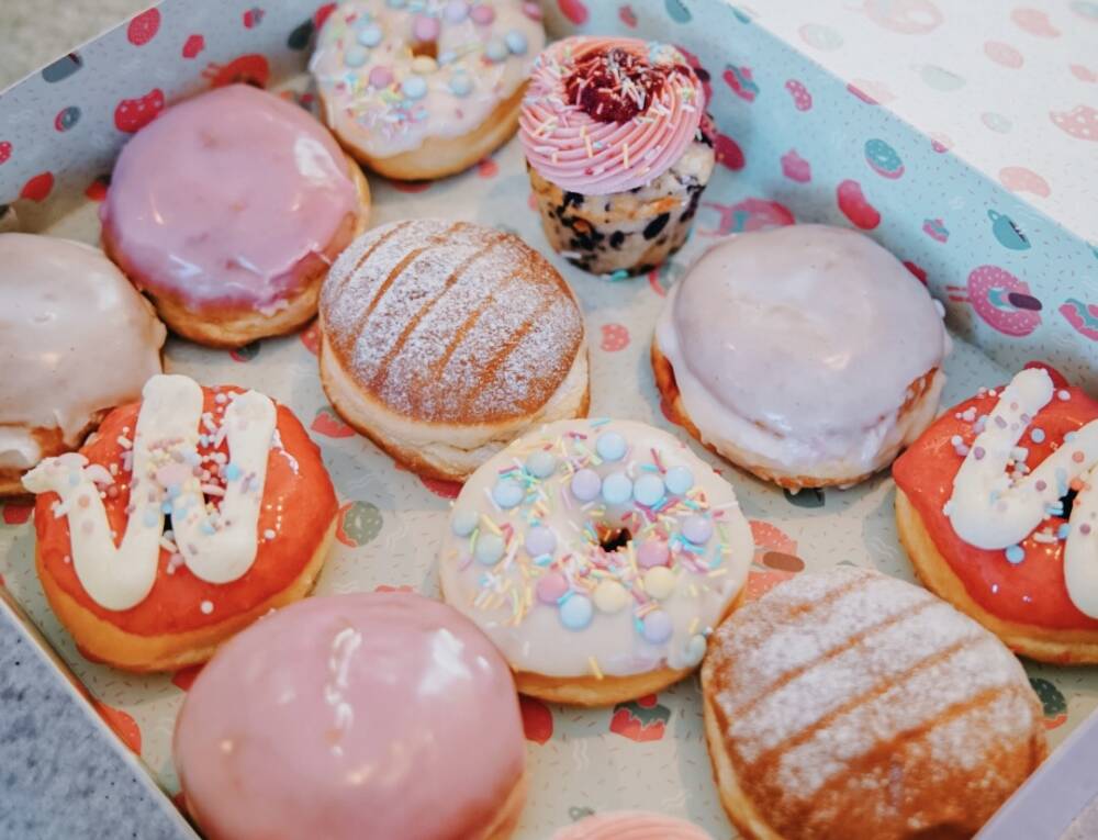Konfettibunte Silvesterbox von Kjeks mit drei Sorten von veganen Berlinern / ©Kjeks GmbH, Charlotte Kreft