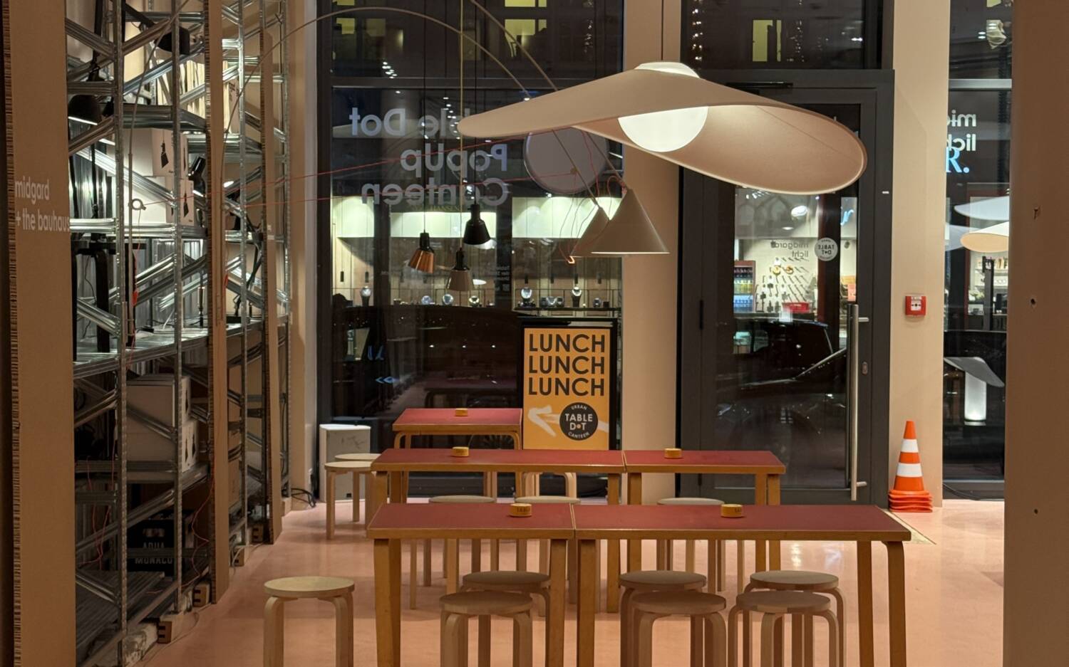 Vor oder nach dem lokalen und leckeren Mittagessen können die Ausstellungsstücke entdeckt werden / ©David Einsiedler