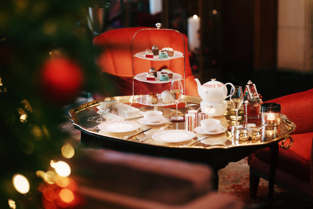Weihnachtliche Tea Time zu gewinnen: Im Hotel Vier Jahreszeiten werden Scones, Sandwiches und Tee auf feinstem Porzellan serviert / © Max Ahrens