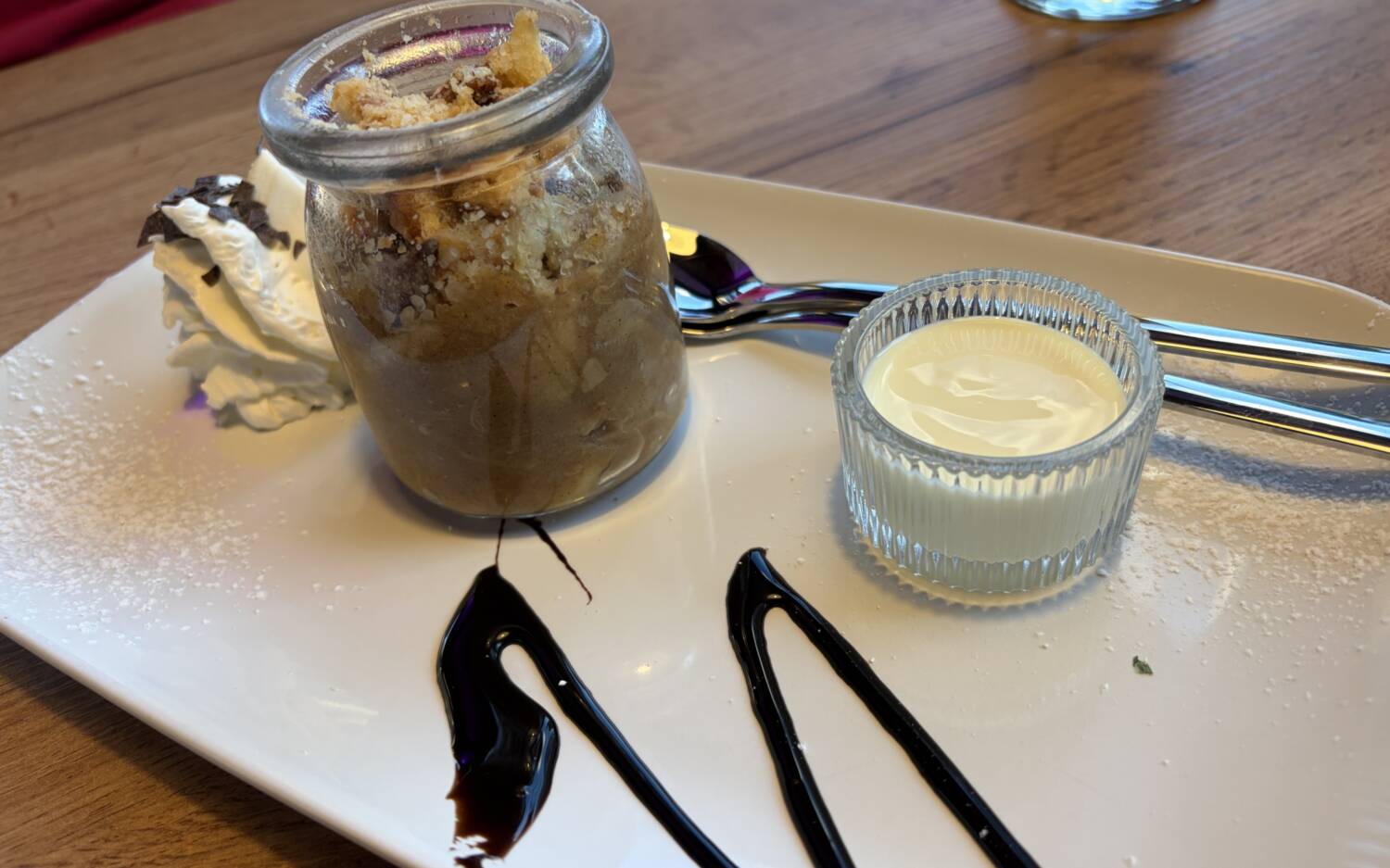 Zum Nachtisch probiert unser Tester einen Apple Crumble mit Marzipanstreuseln. Auch hier bemängelt er Convenience / ©Michael Hein