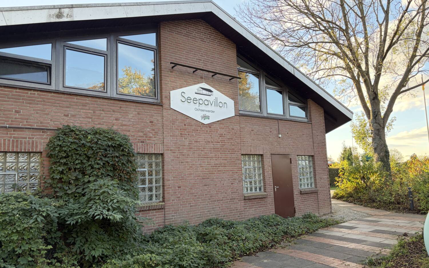 Zwischen Wasser, Wiesen und Dauercampingplatz befindet sich das Ochsenwerdener Restaurant / ©Michael Hein