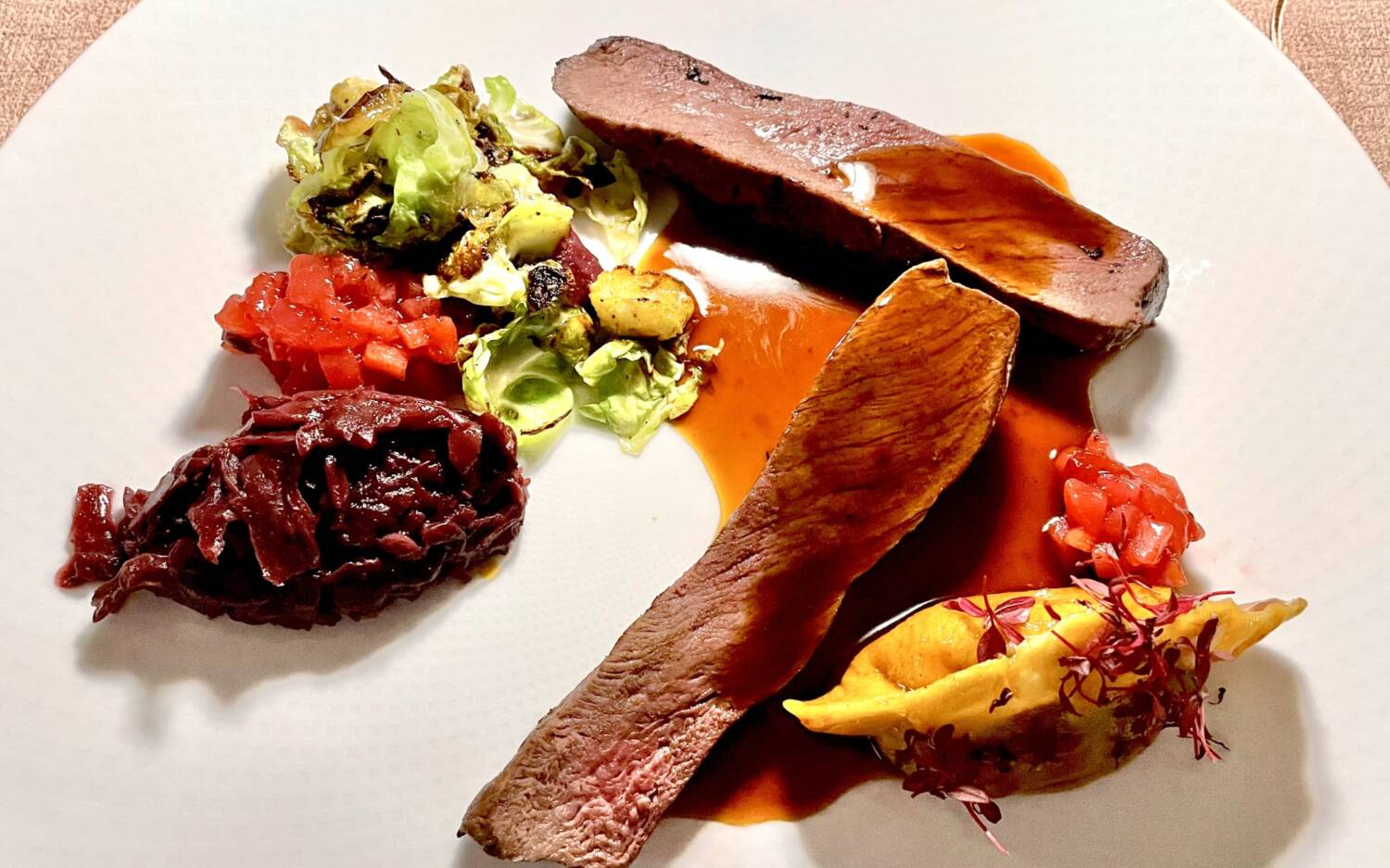 Auf den Punkt gegart: Das Steak medium rare zu braten, scheint eine hohe Kunst zu sein. Im Gut Evening klappt’s! / ©Peter Wagner/foodbild