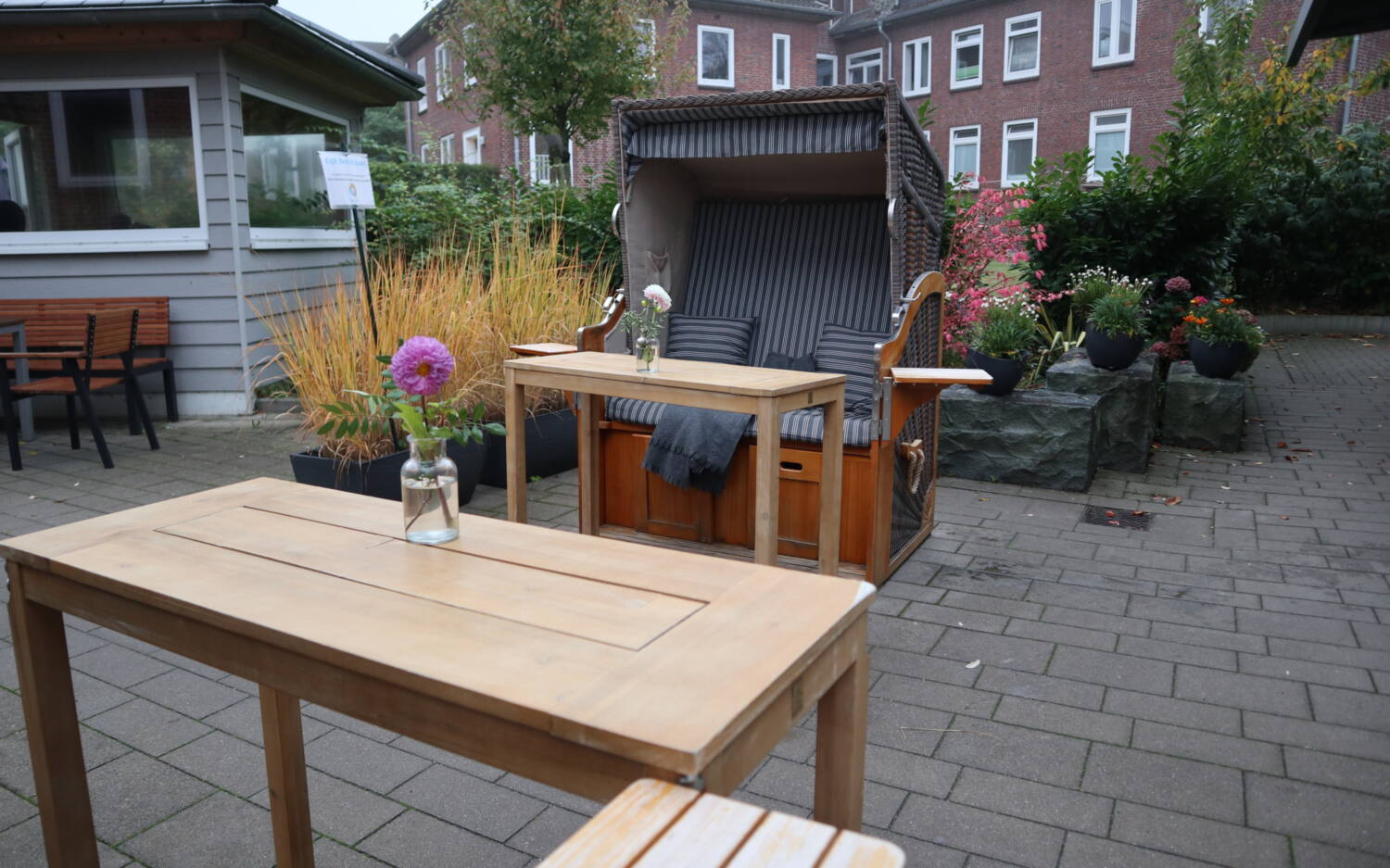 Auf der Terrasse laden Strandkörbe zum Entspannen ein / ©Alina Fedorova