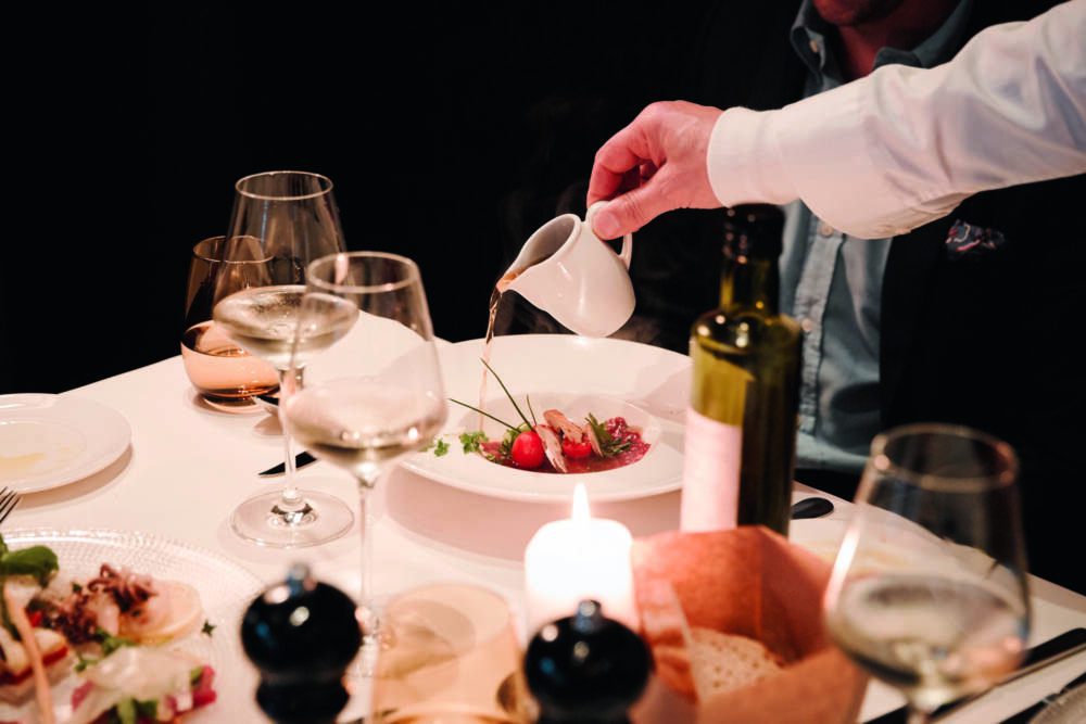 Beim Italiener DaCaio in Hamburg St. Georg wird direkt beim Gast angerichtet / ©TheGeorgeHotel