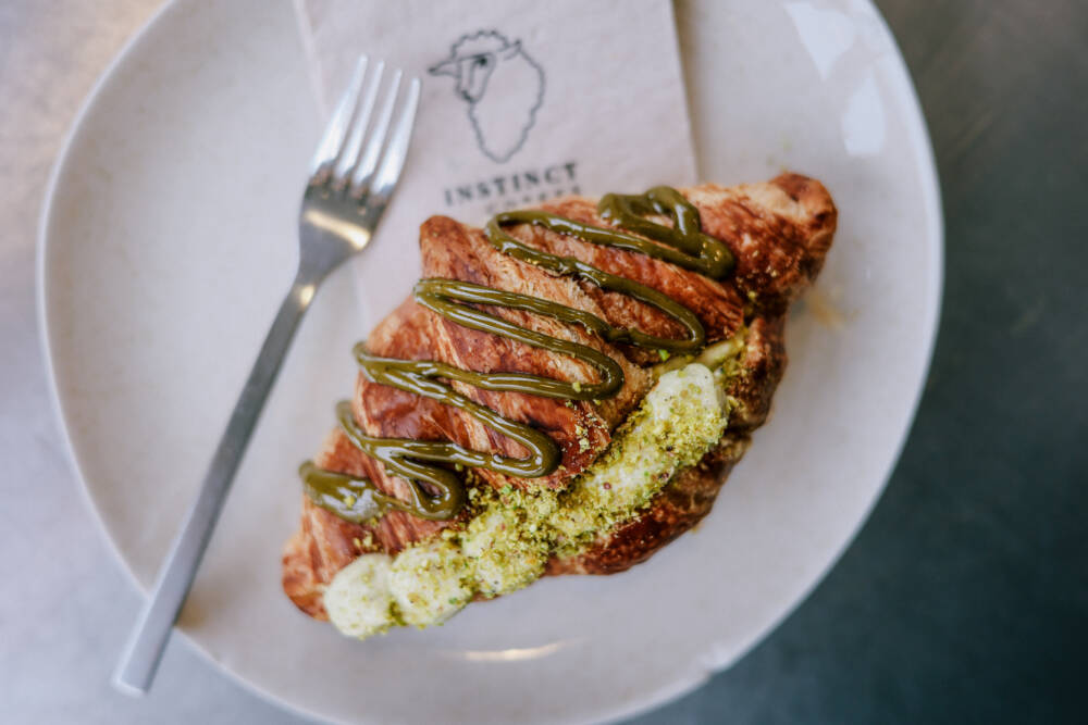 Beim süßen Gebäck oder auch bei Tagesgerichten: Das Instinct Coffee weiß es, Ästhetik mit Geschmack zu verbinden/ ©Svea Abraham