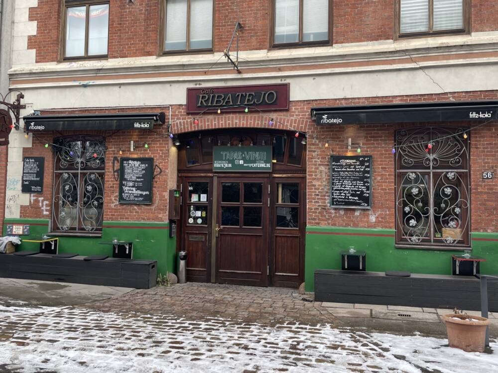 Das Café Ribatejo in Ottensen musste auf Anordnung die Terrasse abreißen – zugunsten von Parkplätzen. Eine Petition soll sie zurückholen /©Alina Fedorova