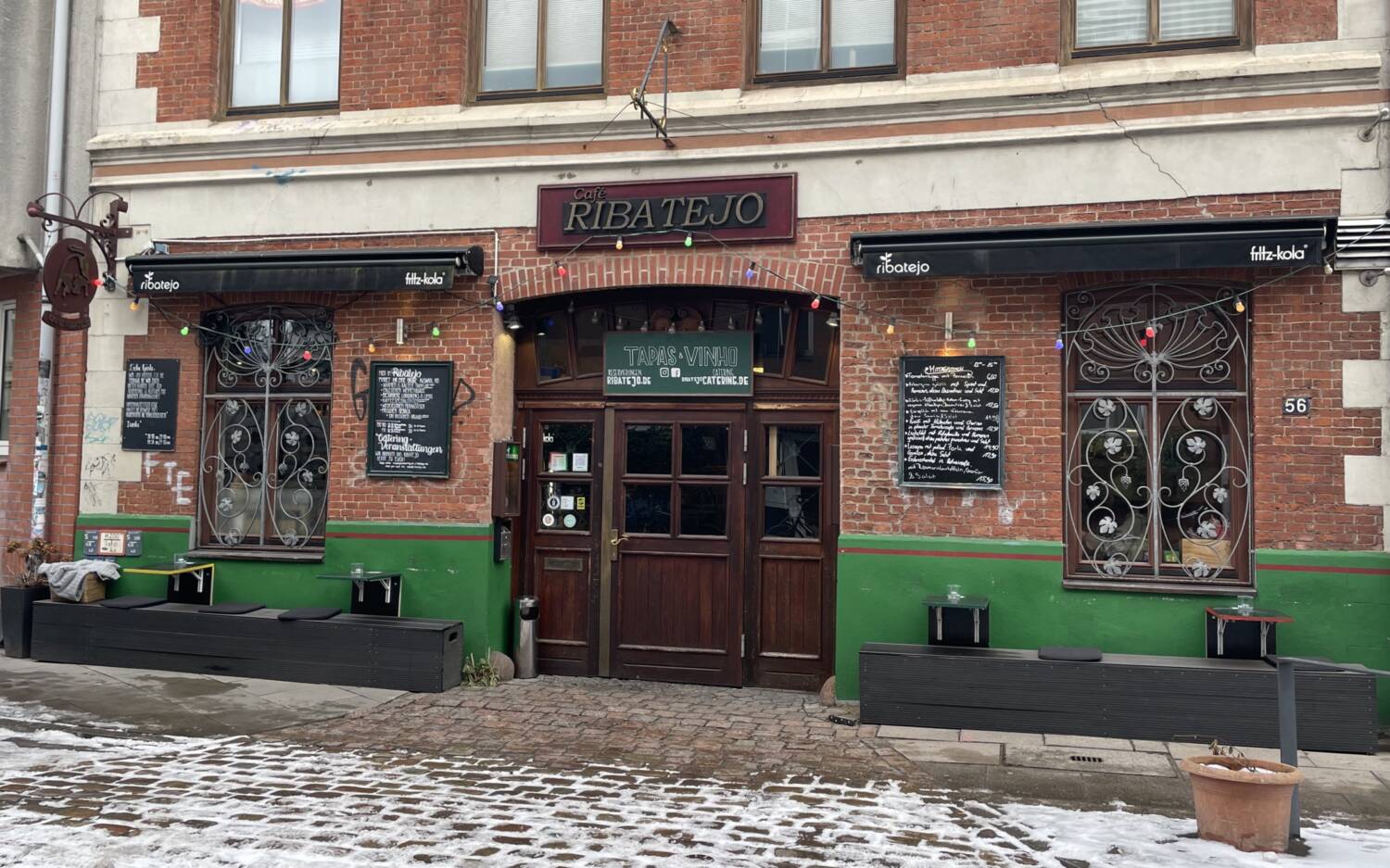 Das Café Ribatejo in Ottensen musste auf Anordnung die Terrasse abreißen – zugunsten von Parkplätzen. Eine Petition soll sie zurückholen /©Alina Fedorova