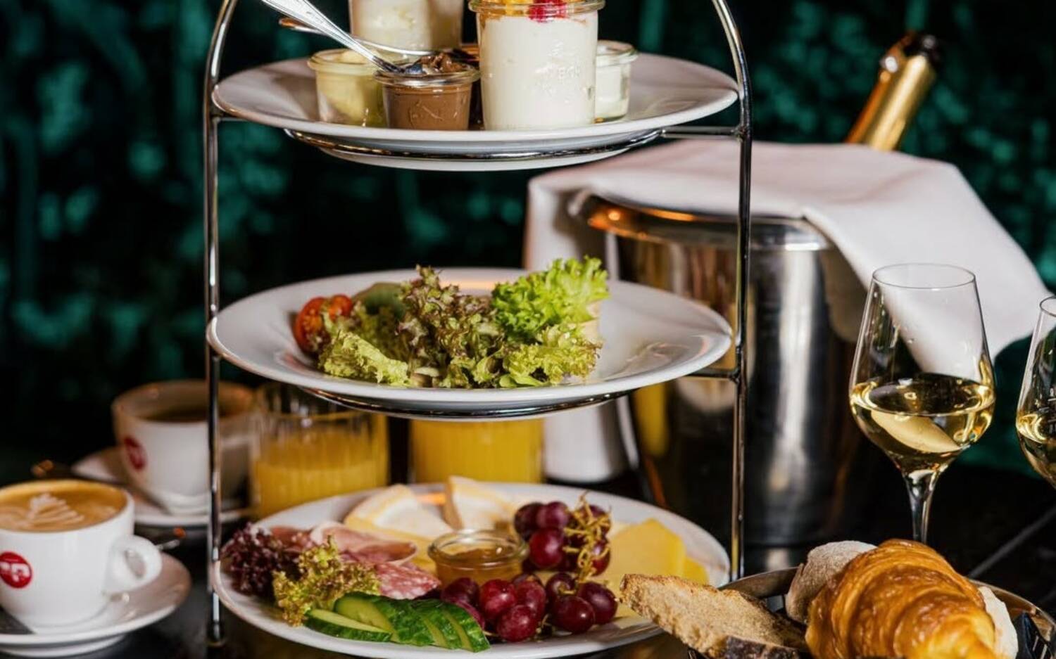 Das französische Bistro serviert unter anderem eine Etagere Crémant zum Frühstück/ ©Bar Tabac