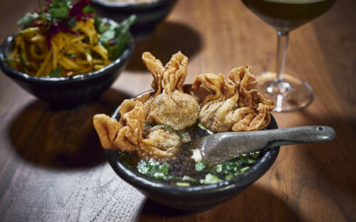 Das kleine Glück lässt sich teilen: Wer mag, kann sich im Cham durch vegane Tapas probieren. Am besten zu zweit! / ©Marc Sill