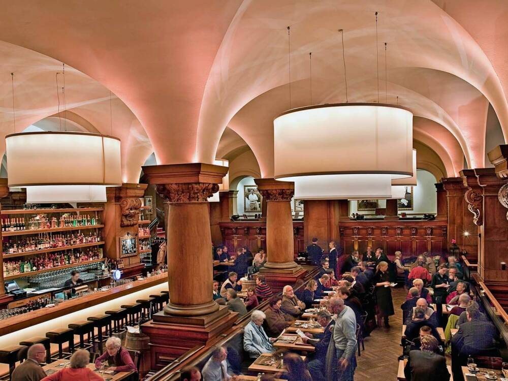 Das Parlament in der Altstadt liegt direkt in einem schönen Gewölbekeller unter dem Rathaus / ©Parlament
